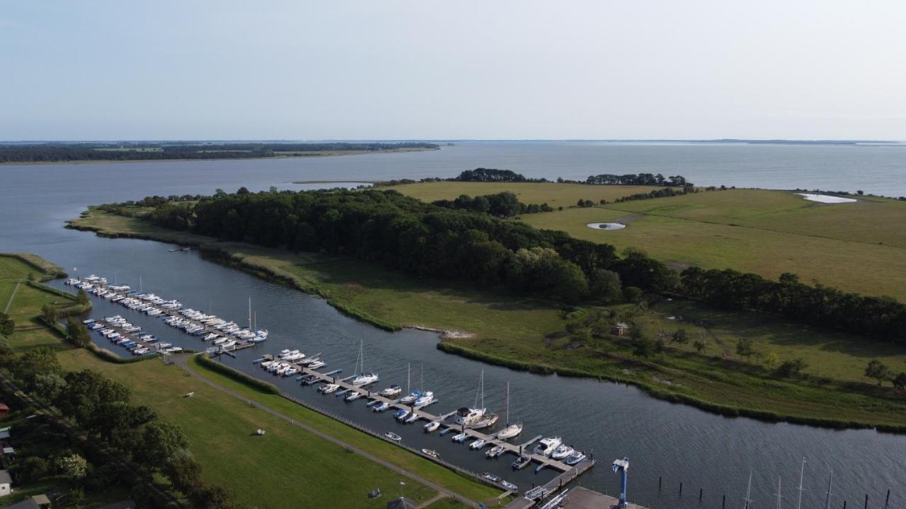 Reetferienhaus - Schaprode Hafen Bagian luar foto