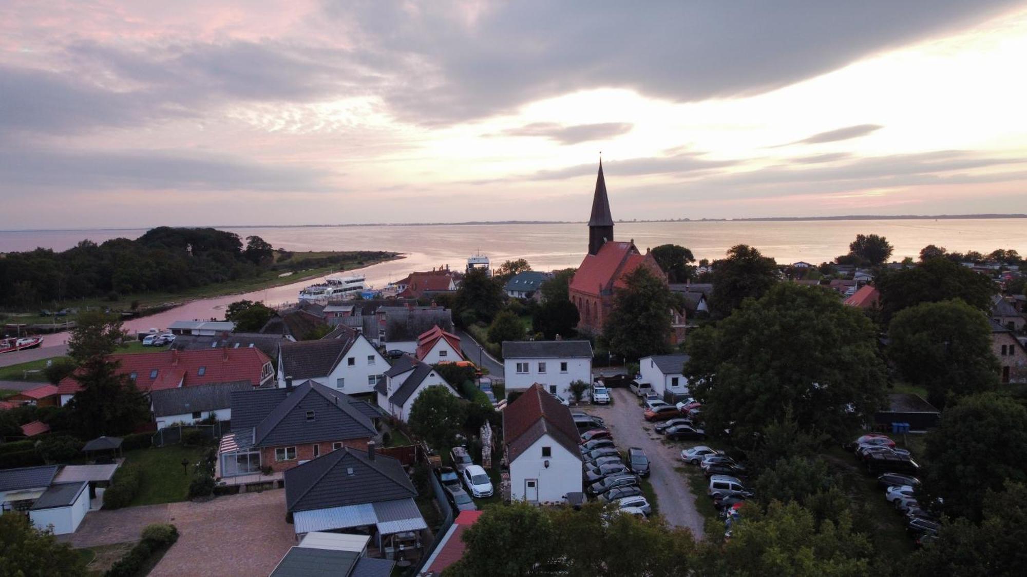 Reetferienhaus - Schaprode Hafen Bagian luar foto