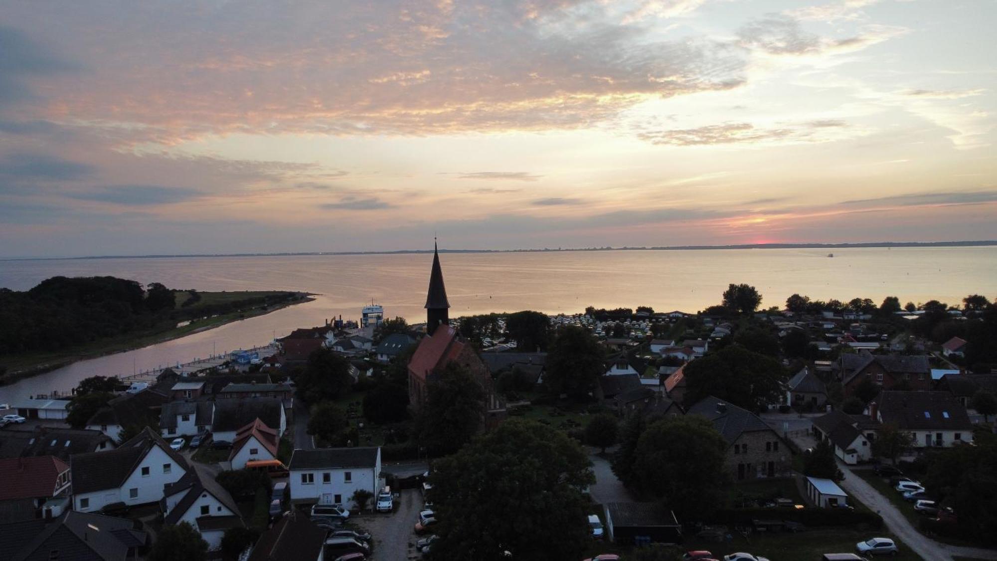Reetferienhaus - Schaprode Hafen Bagian luar foto